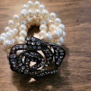 Ee Elegant Pearl Bracelet with Crystal Rose